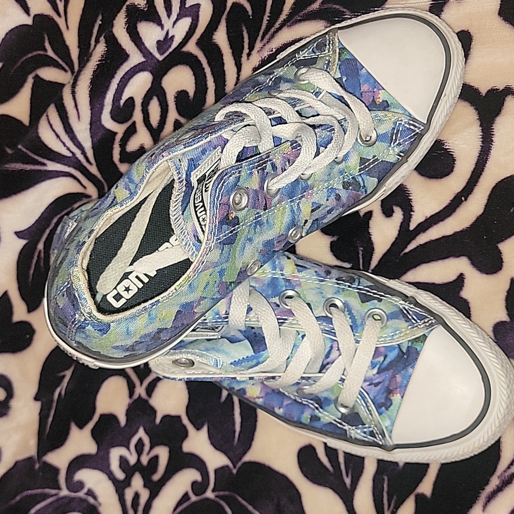 🌼🌺🌸basically new. Chucks❤️❤️ both EACH■■■■■ for sale SEPARATE 🛍🛍